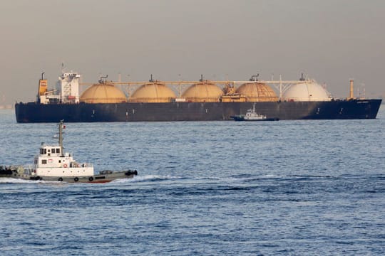 Asien im Visier von US-Gasimporten: Ein LNG-Tanker vor der Küste von Yokohama
