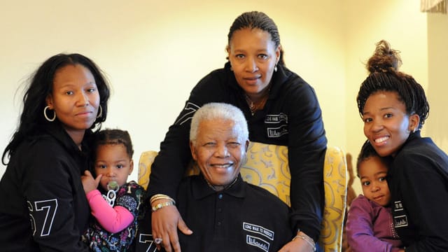 Nelson Mandela 2011: umringt von seinem Teil seiner Familie, hinter ihm Tochter Zenani