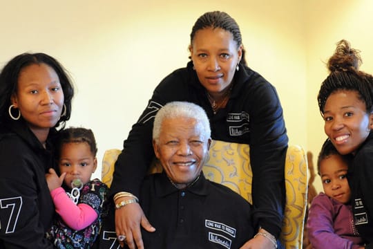 Nelson Mandela 2011: umringt von seinem Teil seiner Familie, hinter ihm Tochter Zenani