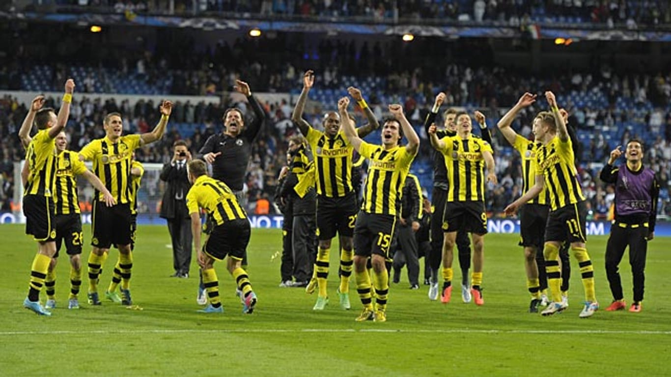 Borussia Dortmunds Spieler feiern ausgelassen den Einzug ins Finale der Champions League.