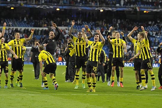 Borussia Dortmunds Spieler feiern ausgelassen den Einzug ins Finale der Champions League.