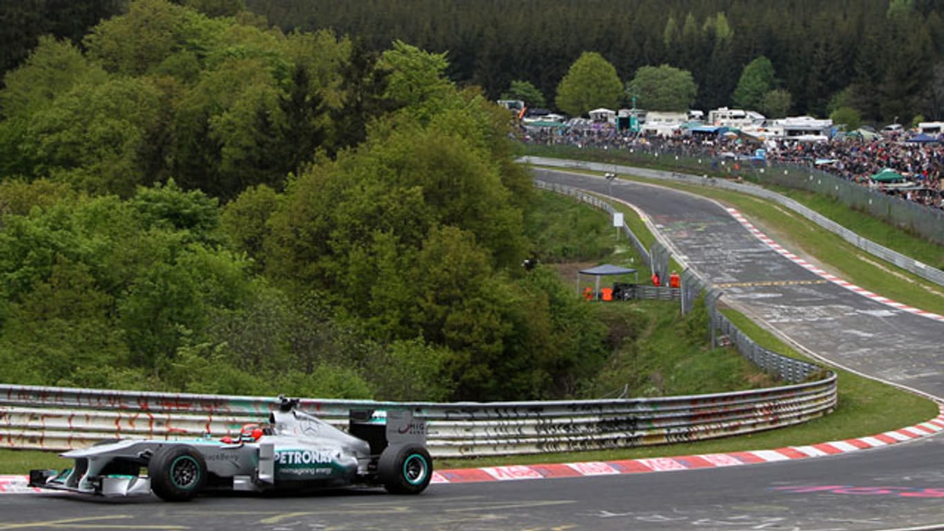 Im Silberpfeil durch die "Grüne Hölle" - das ist selbst für Michael Schumacher neu.