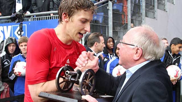 Gratulation: Stefan Kießling bekommt die Torjäger-Kanone von Uwe Seeler (rechts) überreicht. Gratulation: Stefan Kießling bekommt die Torjäger-Kanone von Uwe Seeler (rechts) überreicht.