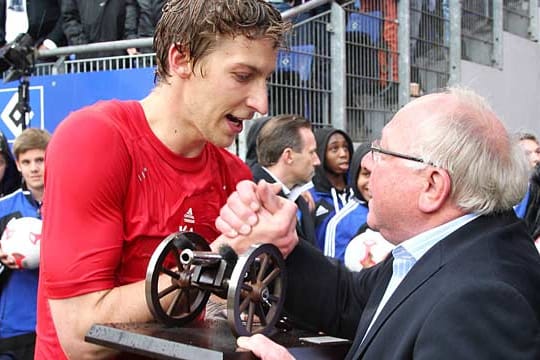 Gratulation: Stefan Kießling bekommt die Torjäger-Kanone von Uwe Seeler (rechts) überreicht.