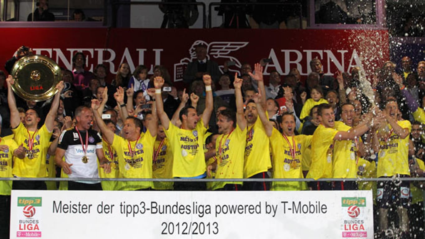 Mit Bierduschen bejubeln die Spieler von Austria Wien ihren Meistertitel in der österreichischen Bundesliga.