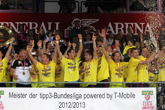 Mit Bierduschen bejubeln die Spieler von Austria Wien ihren Meistertitel in der österreichischen Bundesliga.