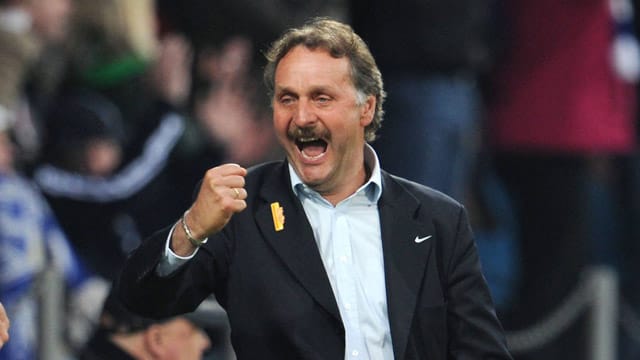Trainer Peter Neururer gibt auch in der kommenden Saison beim VfL Bochum den Ton an.