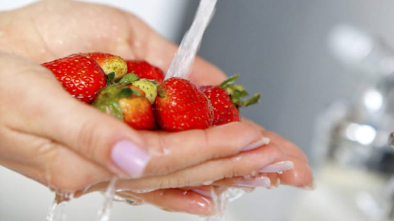 Erdbeeren statt unter dem Wasserstrahl besser in einer Schüssel waschen.