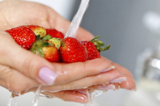 Erdbeeren statt unter dem Wasserstrahl besser in einer Schüssel waschen.