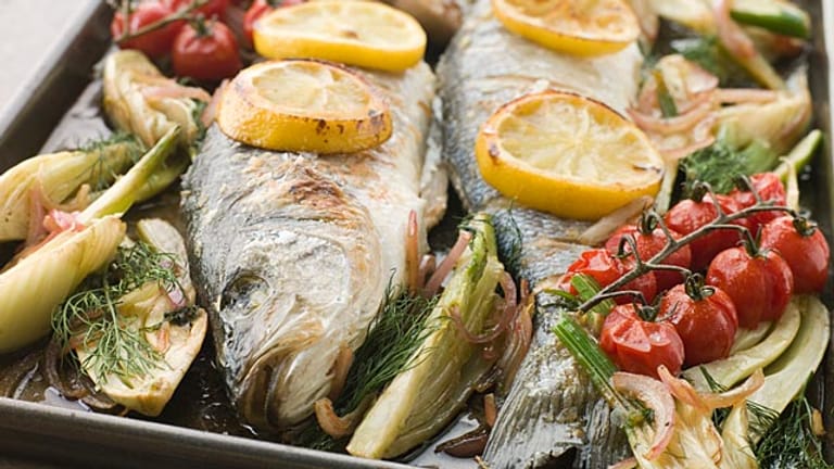 Gesunde Ernährung: Fisch, Gemüse, gesunde Öle: Wer seinen Speiseplan so gestaltet, tut auch seinem Gehirn etwas Gutes.