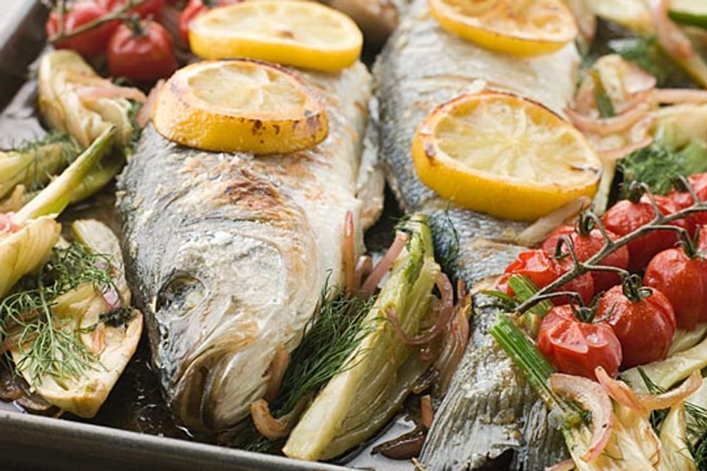 Gesunde Ernährung: Fisch, Gemüse, gesunde Öle: Wer seinen Speiseplan so gestaltet, tut auch seinem Gehirn etwas Gutes.