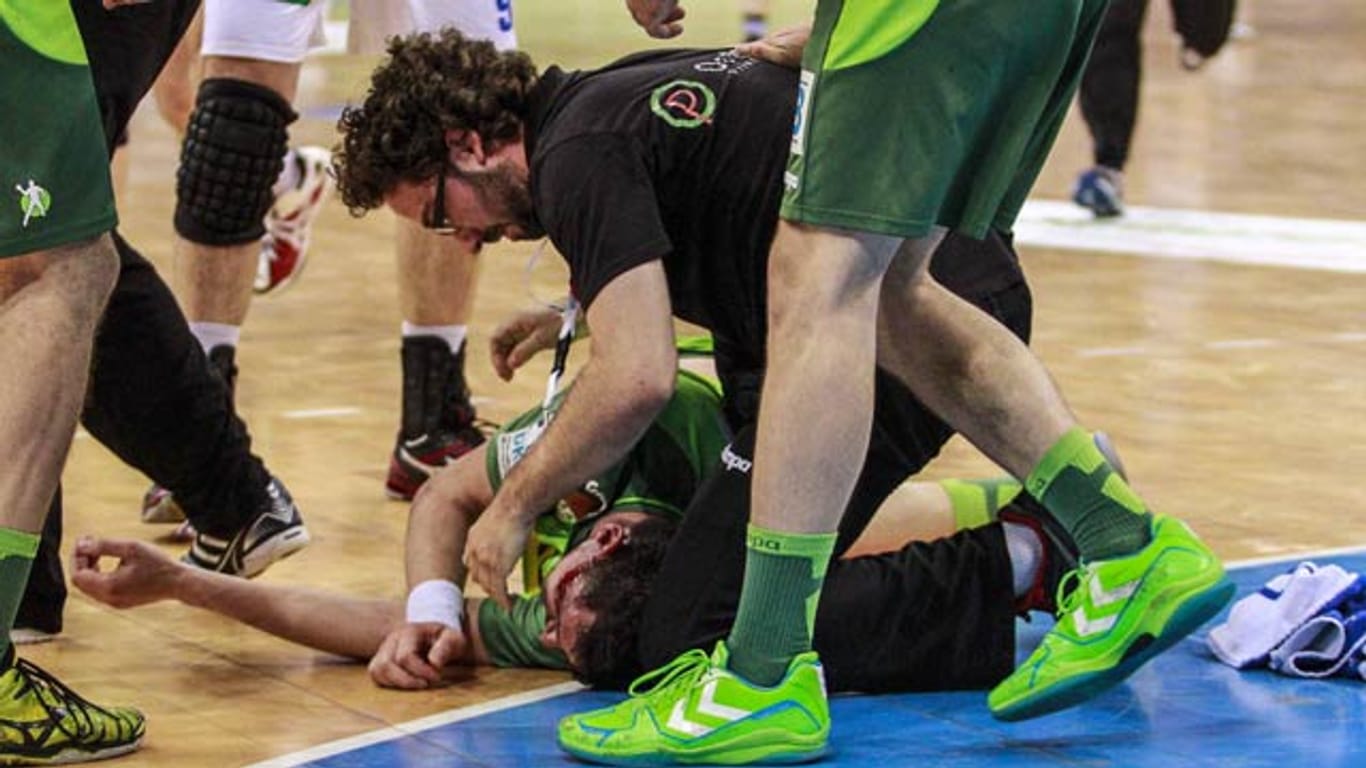Ivan Nincevic liegt nach dem Kopfstoß blutend am Boden.