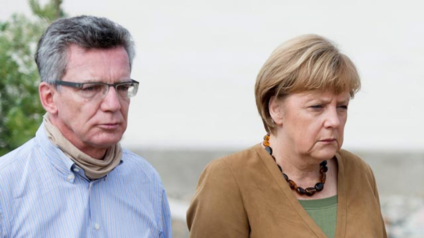 Verteidigungsminister Thomas de Maizière und Kanzlerin Angela Merkel in Kabul