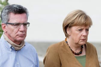 Verteidigungsminister Thomas de Maizière und Kanzlerin Angela Merkel in Kabul