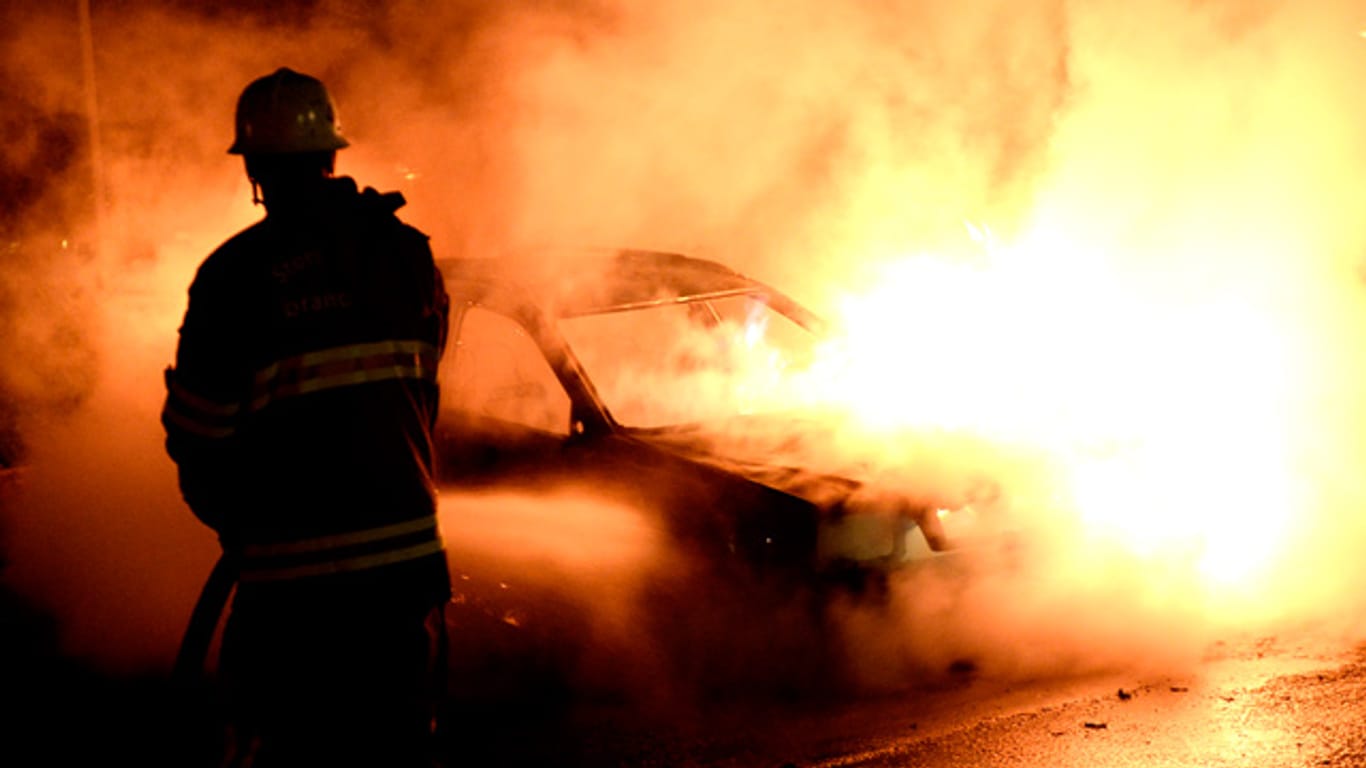 Unruhige Nacht in Stockholm: Randalierer zündeten Gebäude und Autos an
