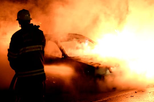 Unruhige Nacht in Stockholm: Randalierer zündeten Gebäude und Autos an