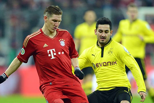 Schweinsteiger, hier im Duell mit Gündogan, ist der wichtigste Mann bei den Bayern.