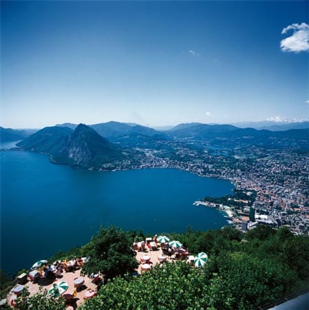 Der Luganer See liegt sowohl in Oberitalien als auch im Tessin in der Schweiz. Besonders Beliebtheit erfreut sich der Strand "Lido di Lugano".