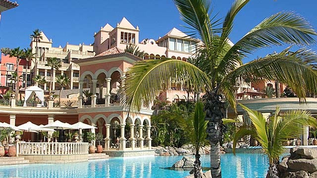 Das "Iberostar Grand Hotel El Mirador" auf Teneriffa verwöhnt Urlauber mit seinen Suiten im andalusischen Stil.