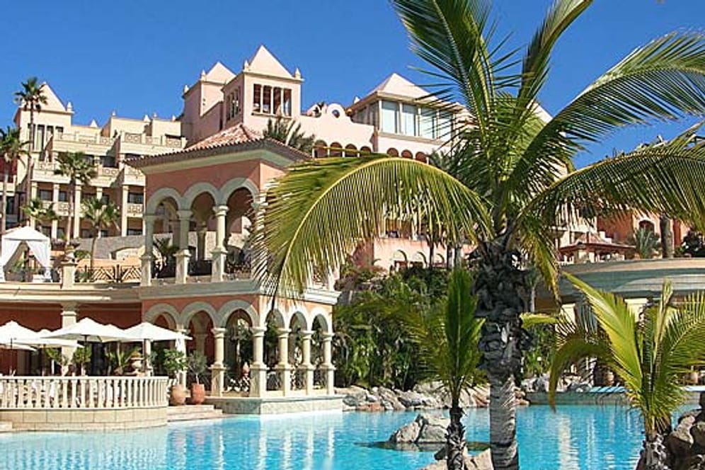 Das "Iberostar Grand Hotel El Mirador" auf Teneriffa verwöhnt Urlauber mit seinen Suiten im andalusischen Stil.
