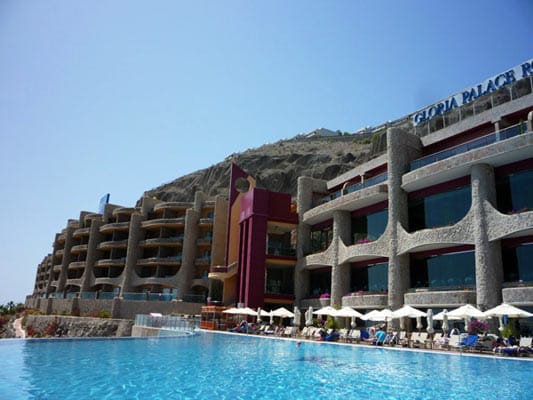 Die Lage des "Gloria Palace Royal Hotel & Spa" auf Gran Canaria ist phänomenal: direkt oberhalb des hellen Sandstrandes von Amadores mit faszinierendem Blick aufs Meer.