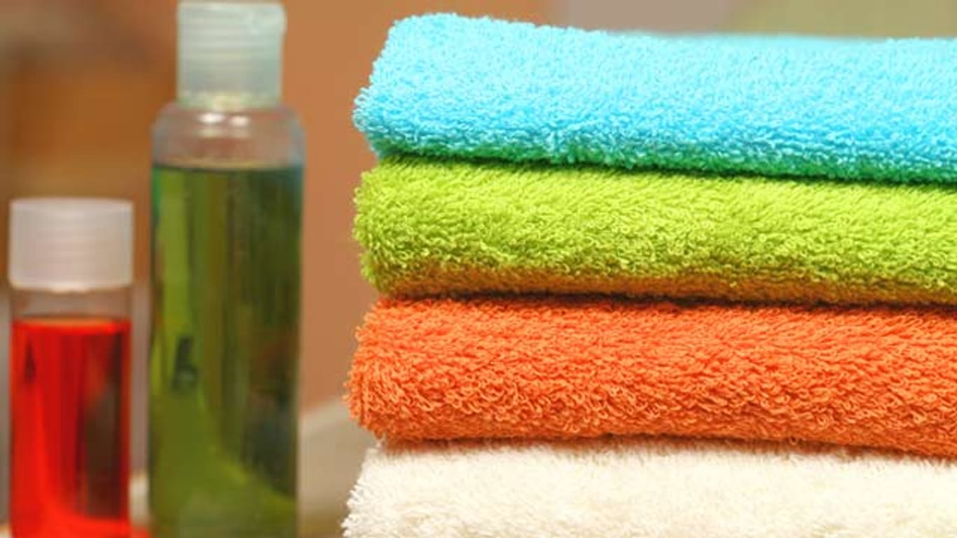 Flecken: Duschgels haben künstliche Zusatzstoffe, die Schmutzflecken auf Handtüchern verursachen.