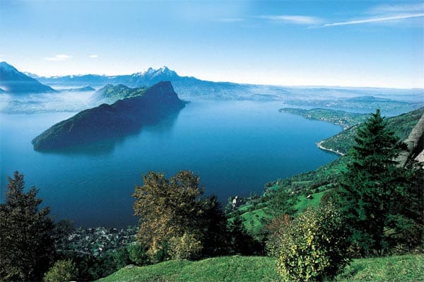 Mildes Seeklima, Fjord-Landschaft wie in Norwegen: Der Vierwaldstättersee gehört sicherlich zu den faszinierendsten Seen der Schweiz.