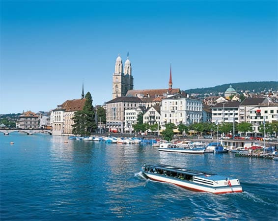 Der fast schon bananenförmige Zürichsee erstreckt sich südöstlich der gleichnamigen Stadt. Rund um das Gewässer gibt es unzählige Ausflugsziele, wie zum Beispiel Strandbäder, die Sonneninseln Ufenau und Lützelau bei Rapperswil und vieles mehr.