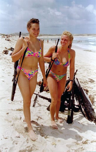 Diese beiden Bikini-Schönheiten spazieren am Strand von Mogadishu entlang und genießen ein paar Sonnenstunden in Zivil - mit ihren Dienstgewehren.