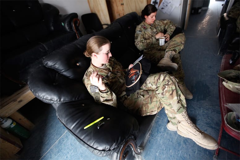 Während einer Pause nutzt US-Soldatin Nicole Derk im Camp in der afghanischen Provinz Logar die Zeit zum Sticken.