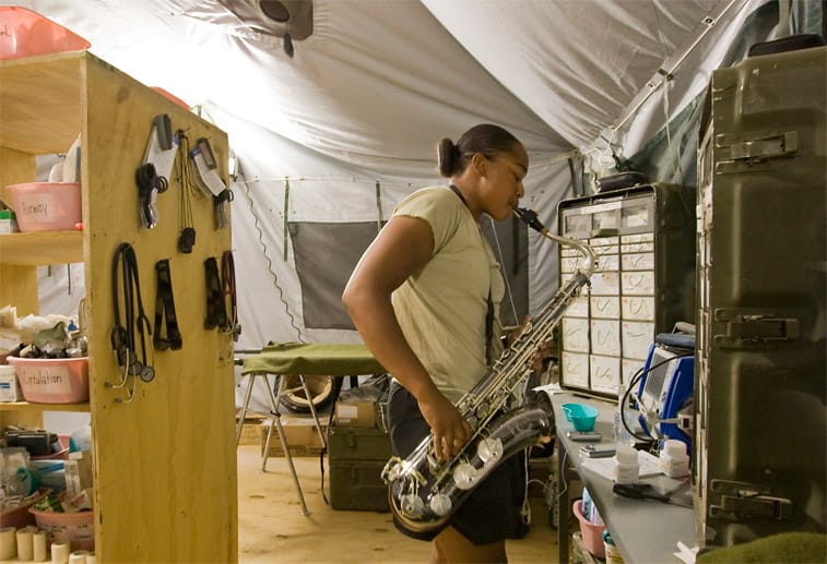 Die US-Soldatin Seantella Cottner, Expertin für medizinische Erstversorgung, übt in ihrer Freizeit Saxophon im Lazarettzelt.