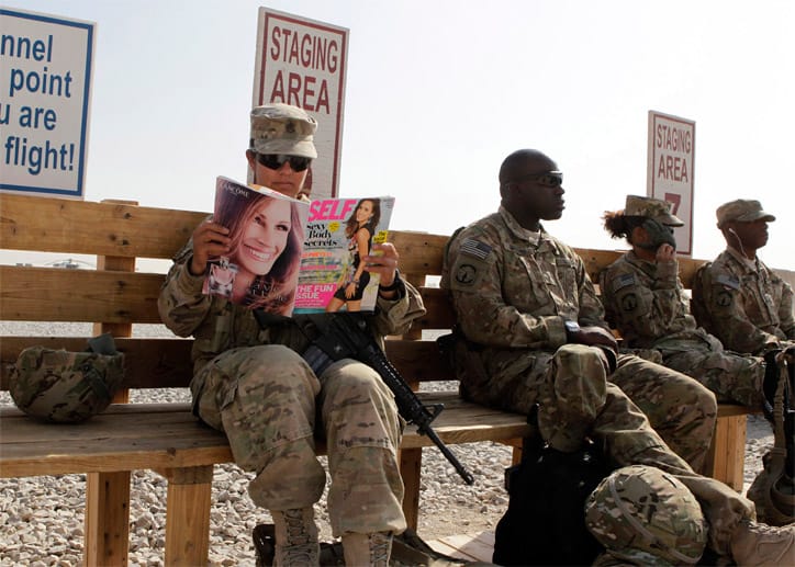 Norma Gonzales vom 426 Battalion liest in einem Frauenmagazin, während sie und ihre Kameraden auf einen Helikopter warten, um sie zu einer anderen US-Militärbasis zu bringen.