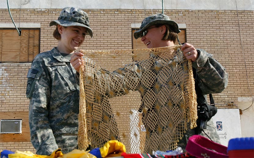 Soldatinnen des 1. Combined Arms Battalions kaufen einen Umhang auf einem irakischen Markt, der auf der Militärbasis Mahmmudiya gastiert.
