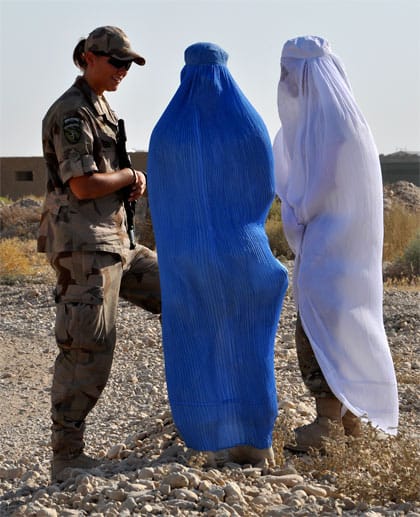 Eine ISAF-Soldatin des "Female Engagement Teams" unterhält sich mit zwei afghanischen Frauen.