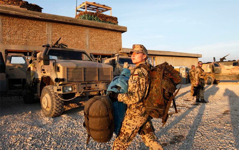 Die Habseligkeiten passen in ein paar Säcke: Eine Soldatin der Deutschen Bundeswehr kommt im im Nordosten von Afghanistan an.