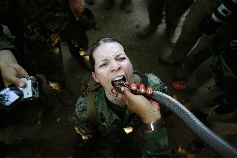 Mutproben sind auch für Mädchen. Eine Soldatin der US-Marines trinkt das Blut einer Kobra während eines Survivaltrainings.