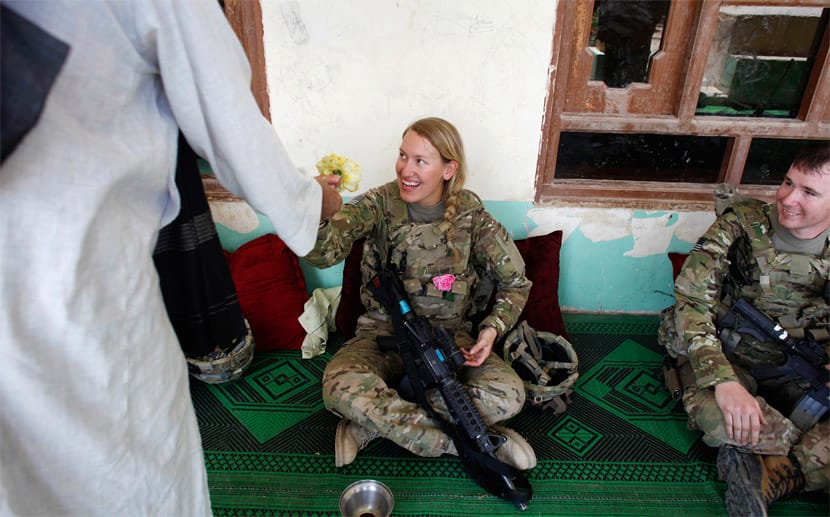 Der Dorfälteste Haji Amir Mohammad Agha überreicht der US-Soldatin Charli Johnson eine Rose.