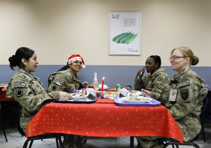 Weibliche Kameraden der NATO-Truppe der International Security Assistance Force (ISAF) beim Lunch am Weihnachtstag im Jahr 2011 in Kabul.