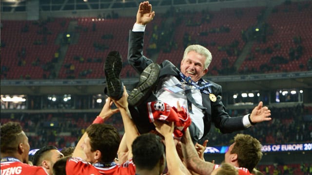 In der Stunde des Triumphs stichelt Trainer Jupp Heynckes nochmal ein bisschen gegen die Bayern-Bosse. In der Stunde des Triumphs stichelt Trainer Jupp Heynckes nochmal ein bisschen gegen die Bayern-Bosse.