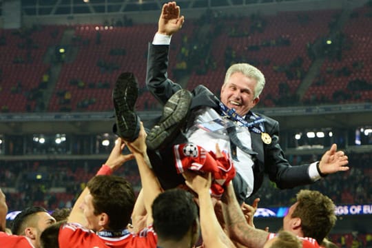 In der Stunde des Triumphs stichelt Trainer Jupp Heynckes nochmal ein bisschen gegen die Bayern-Bosse.