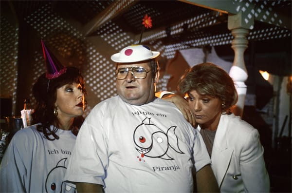 Für komische TV-Rollen war Krekel (li.) immer die richtige Wahl. Als deutsche Urlauberin feiert sie im TV-Folm "Club Las Piranjas" mit Horst Krause und Judy Winter.