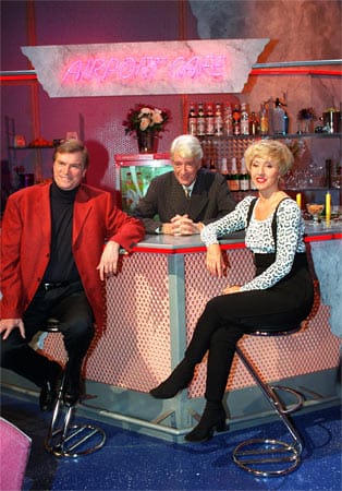 Showmaster Rudi Carrell (Mi.) 1996 mit seinen Gästen Jochen Busse (li) und Hildegard Krekel in den Kulissen seiner RTL-Sendung "Rudis Urlaubsshow".