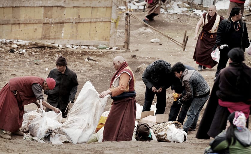 Buddhistische Mönche und Tibetaner bereiten im Seda Kloster Tote für eine Himmelsbestattung vor.