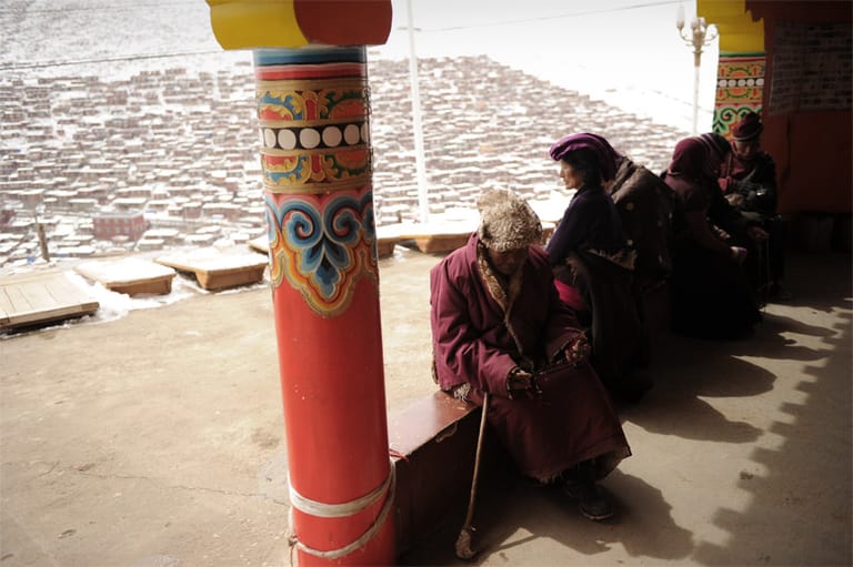Nach einer langen Pilgerreise ruhen sich diese Tibetaner im Seda Kloster aus.
