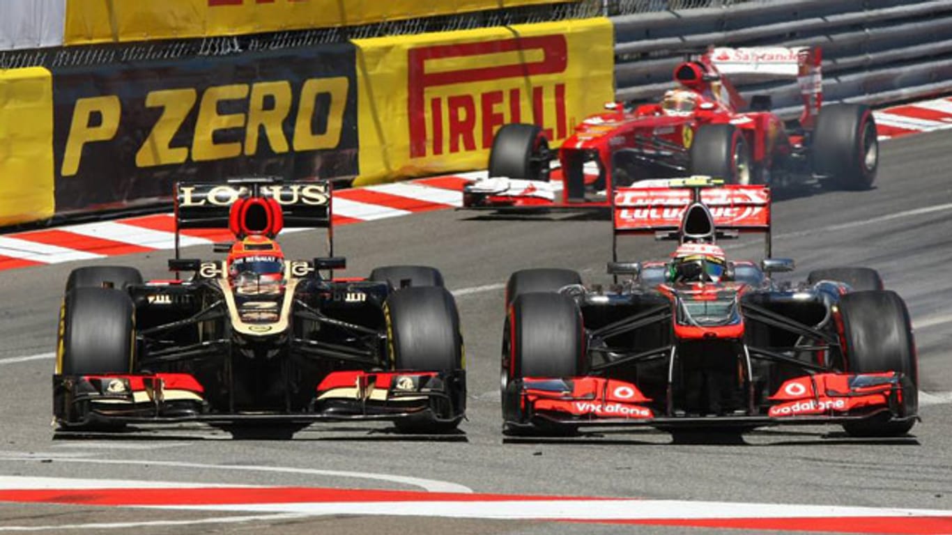 Kimi Räikkönen (li.) und Sergio Perez liefern sich ein hartes und nicht ganz berührungsfreies Duell in Monaco.