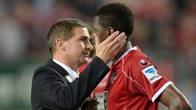 FCK-Boss Stefan Kuntz tröstet seinen Stürmer Mohamadou Idrissou.