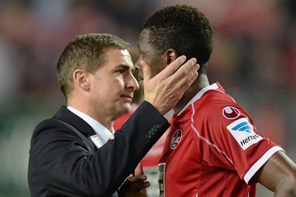 FCK-Boss Stefan Kuntz tröstet seinen Stürmer Mohamadou Idrissou.