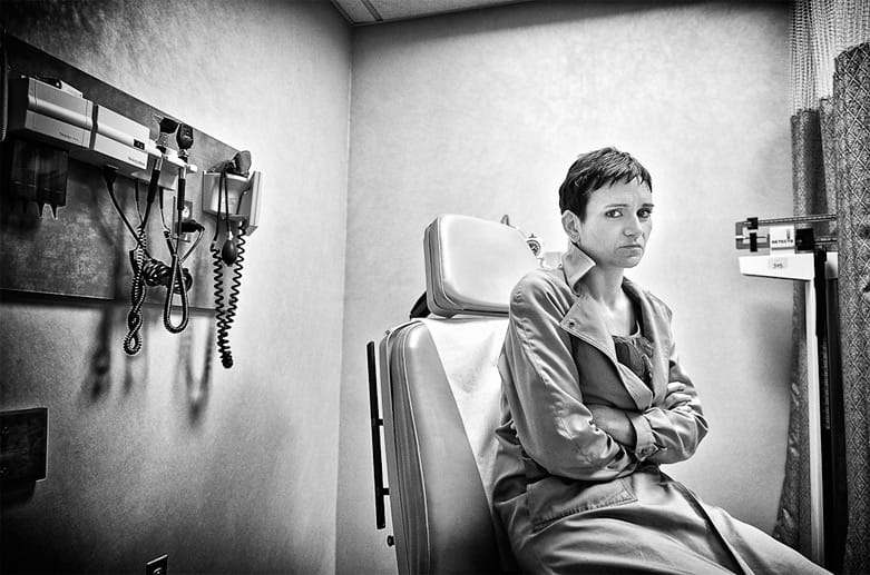 Jennifer wartet auf einen Arzt, um mit ihm die Behandlungsmöglichkeiten zu besprechen.