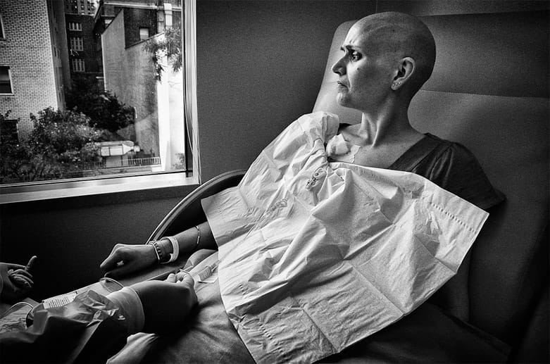 Jennifer starrt während der Chemotherapie aus einem Fenster des Memorial Sloan Kettering Cancer Center in New York.