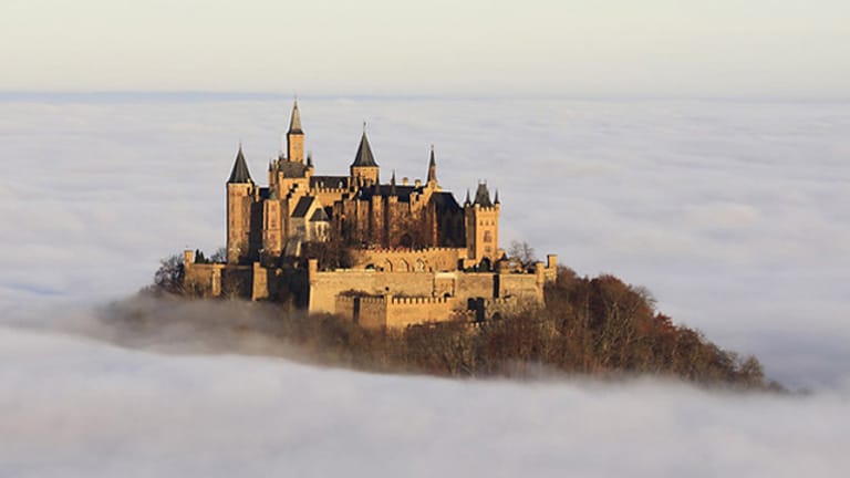 Majestätisch thront die Burg Hohenzollern auf dem 855 Meter hohen "Zollerberg" und dominiert das Landschaftsbild.